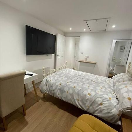 1 Bedroom Guest Suite Near City Centre. Глостер Екстер'єр фото