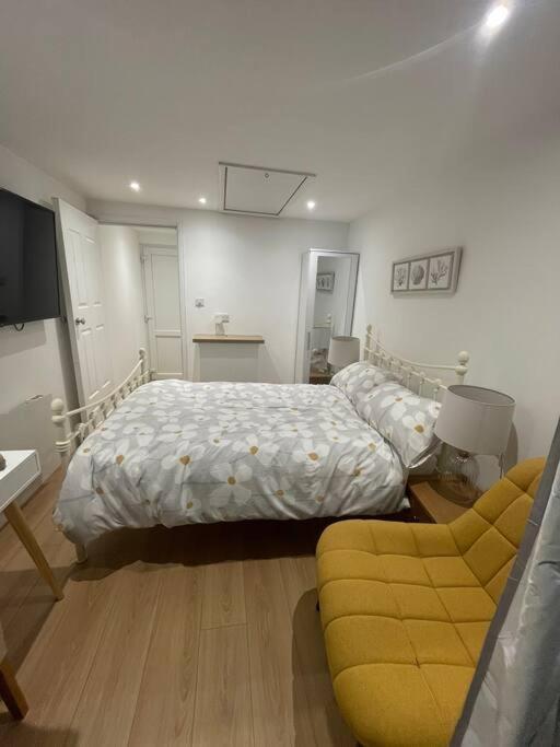 1 Bedroom Guest Suite Near City Centre. Глостер Екстер'єр фото
