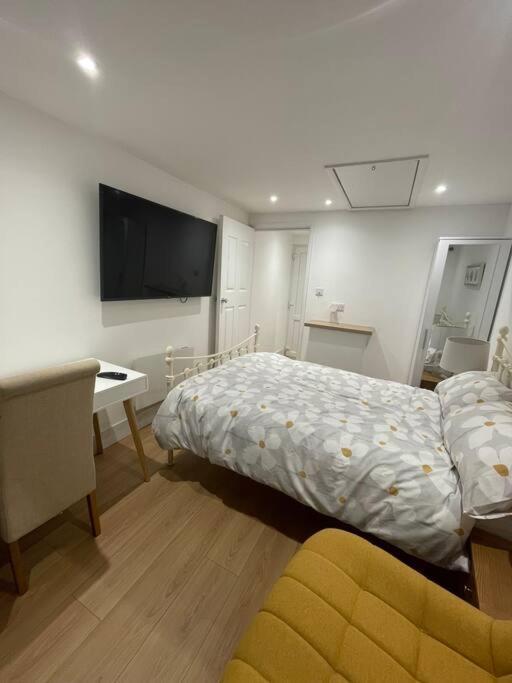 1 Bedroom Guest Suite Near City Centre. Глостер Екстер'єр фото