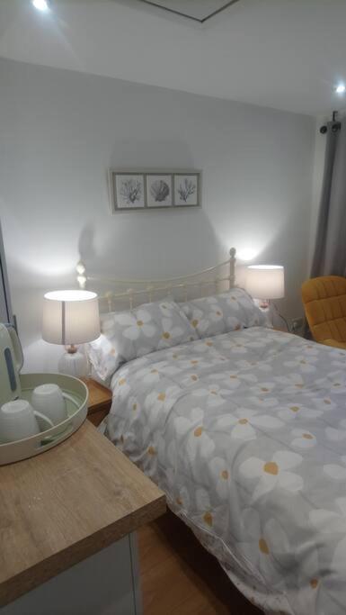 1 Bedroom Guest Suite Near City Centre. Глостер Екстер'єр фото